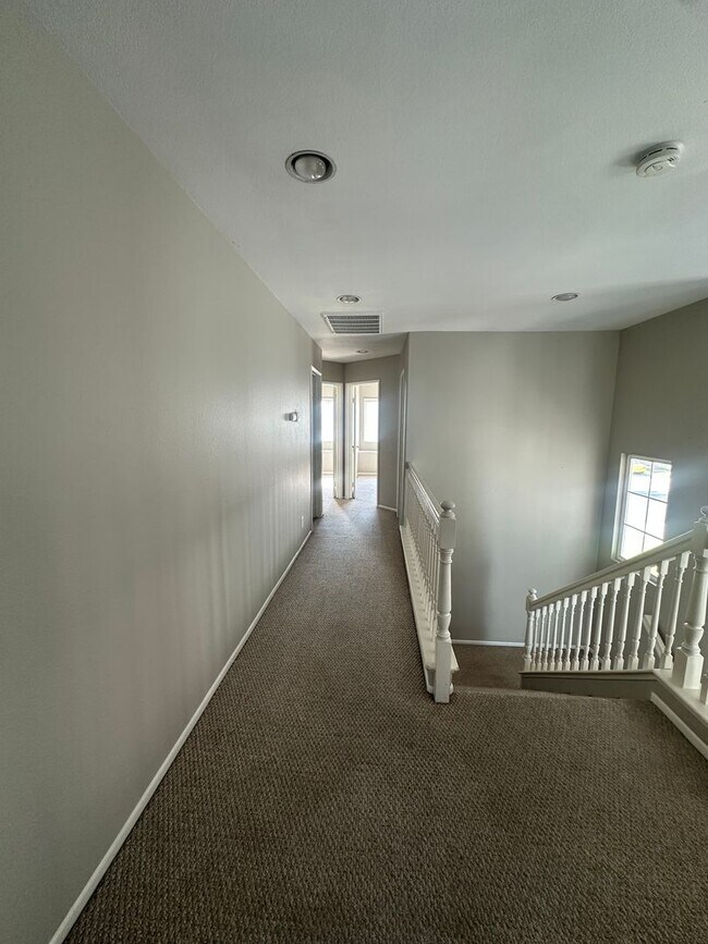 Building Photo - Beautiful 3bedroom 3bath w/ a Pool