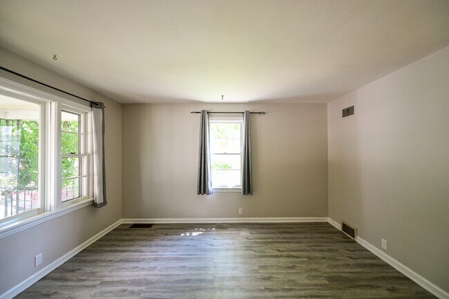 Building Photo - 8 Clarke St