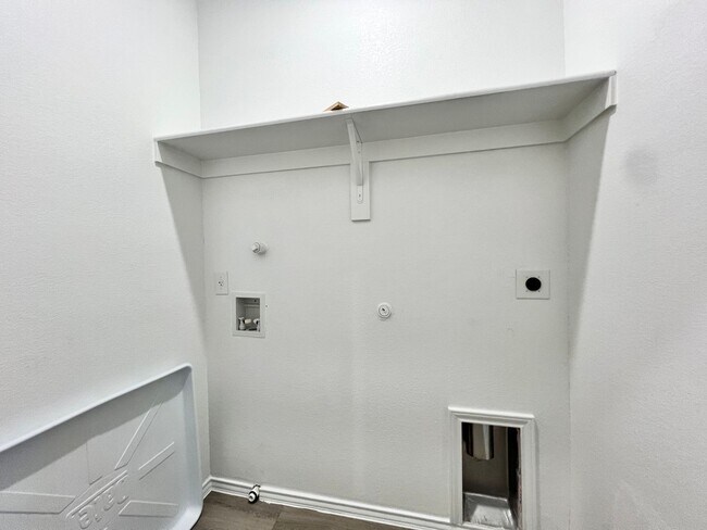 Building Photo - Brand New Duplex in New East Parks Community