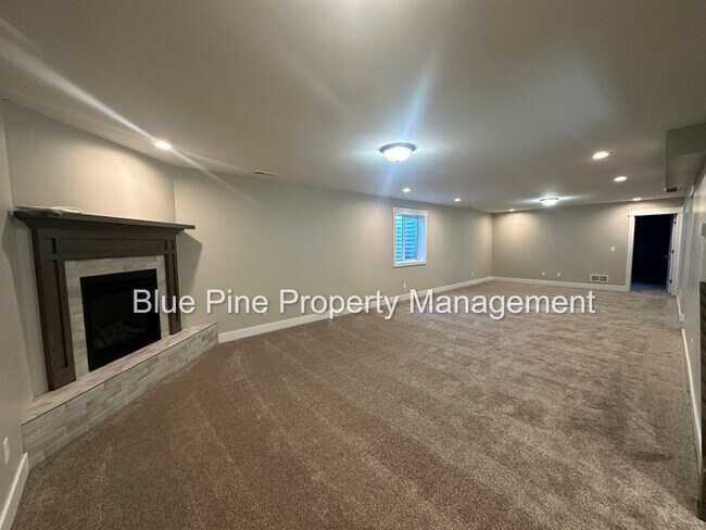 Building Photo - 3881 E Hemlock Ln