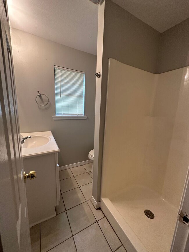 Building Photo - 3 Bed; 2.5 Bath Bossier Home