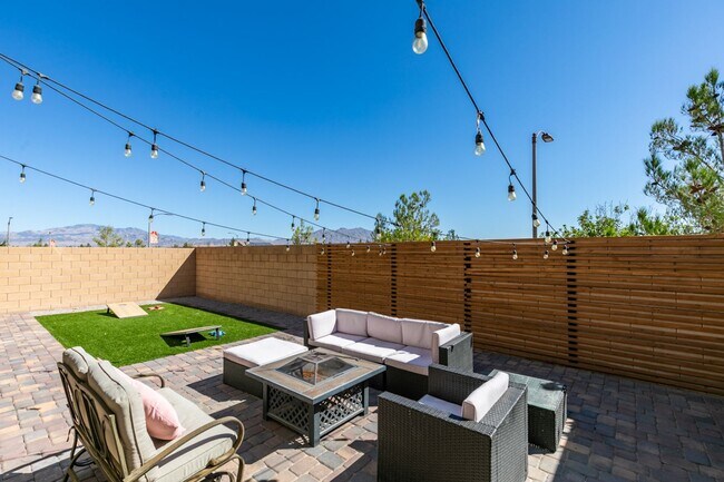 Building Photo - Gated, 4bed + loft with Bedroom and Full bathroom downstairs. Skye Canyon