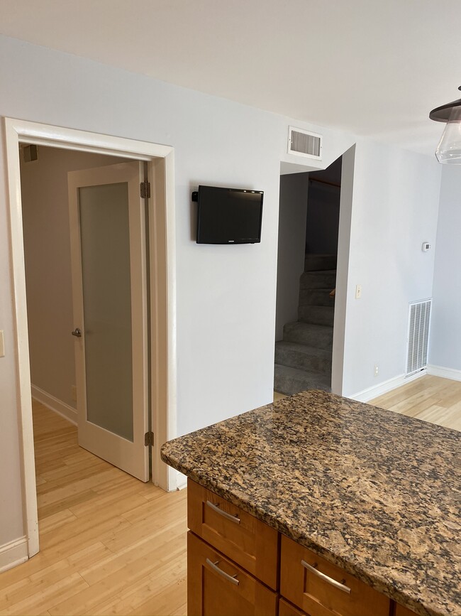 Building Photo - 6905 Highland Park Dr