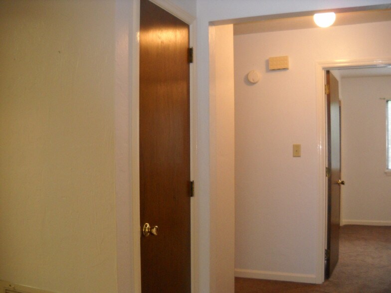 Washer/Dryerarea, coat closet - 3751 Donovan Dr