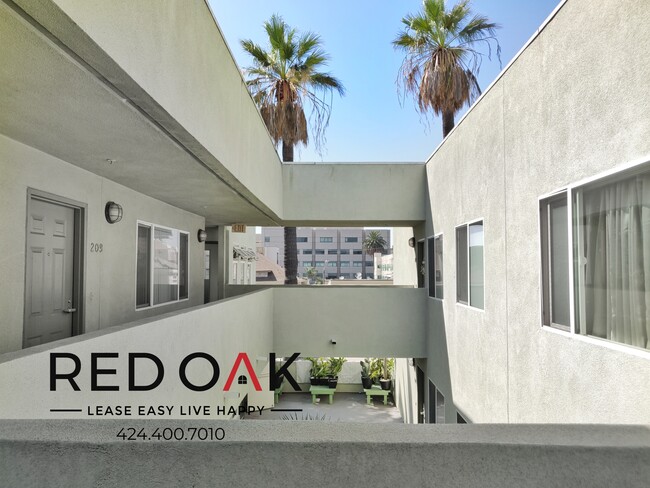 Building Photo - Bright and Spacious One Bedroom with Hardw...