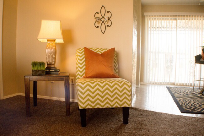 Building Photo - Spacious Southside Apartment!