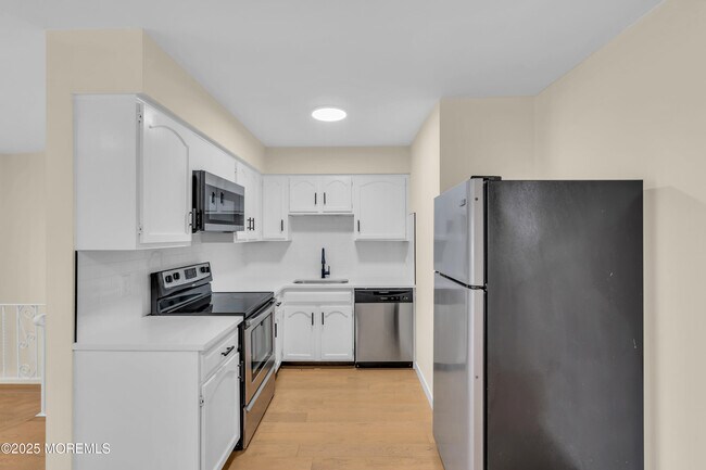 Building Photo - 114 3rd Ave