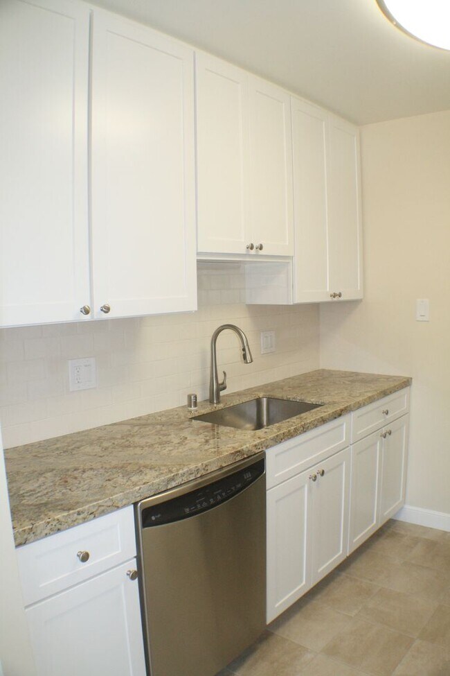 Building Photo - Stunning, large 1 bedroom at Woodlake