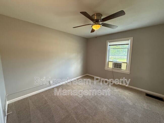 Building Photo - 1102 S Crawford St