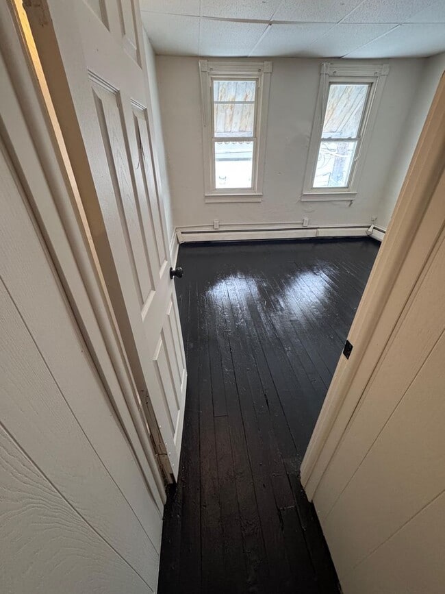 Building Photo - Newly Renovated 3BR Row Home – Move-In Ready