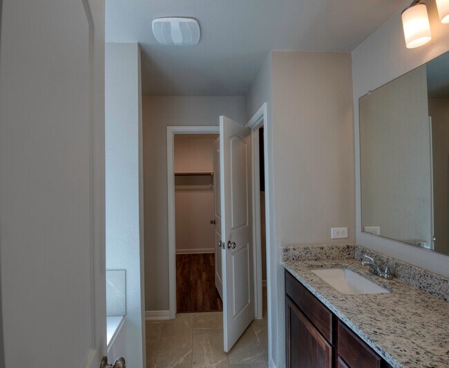 Building Photo - 1368 Kingsgate Dr