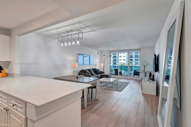 Building Photo - 1 br, 1.5 bath Condo - 2301 Collins Ave