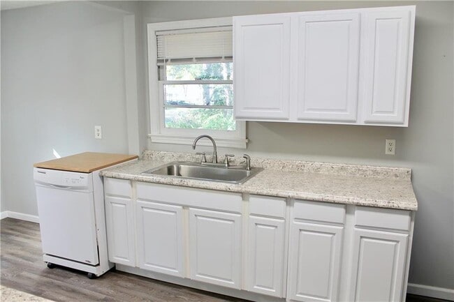 Building Photo - 3325 Kemble Ave