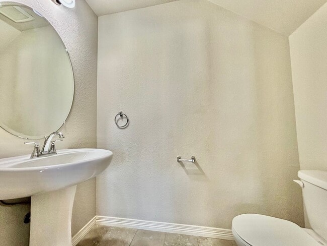 Building Photo - Beautiful 3 bed, 3 bath Townhome in West W...