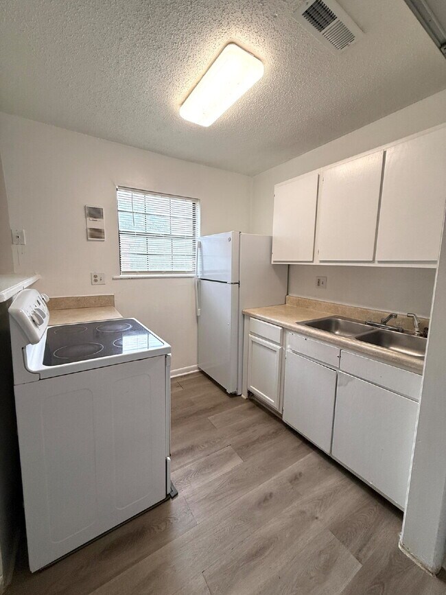 Building Photo - Section 8 accepted. "Charming 2-Bed Oasis in Huntsville - Cozy 869 Sq. Ft. Retreat!"