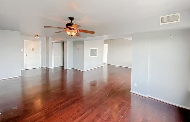 Building Photo - Beautiful 1 Bed 1 Bath Condo In Pavilion O...