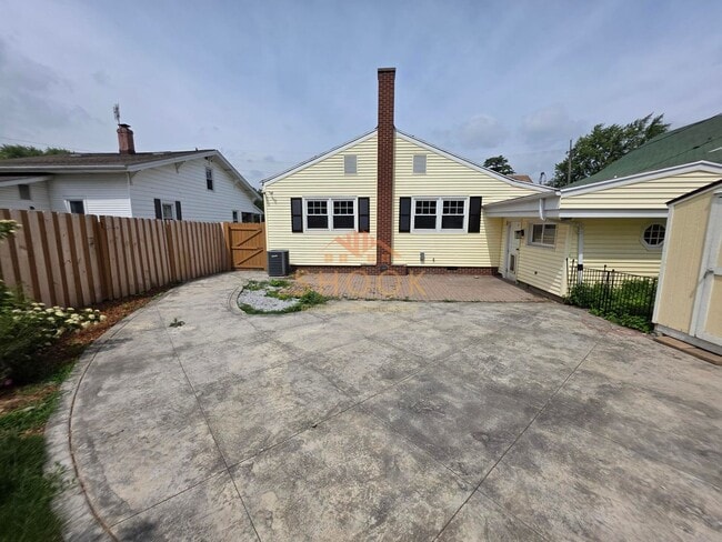 Building Photo - UNIQUE AND COZY 3 BR + BONUS ROOM HOME