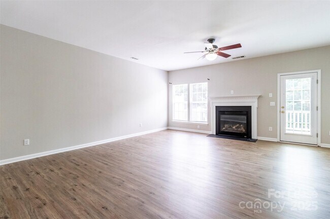 Building Photo - 9618 Blossom Hill Dr