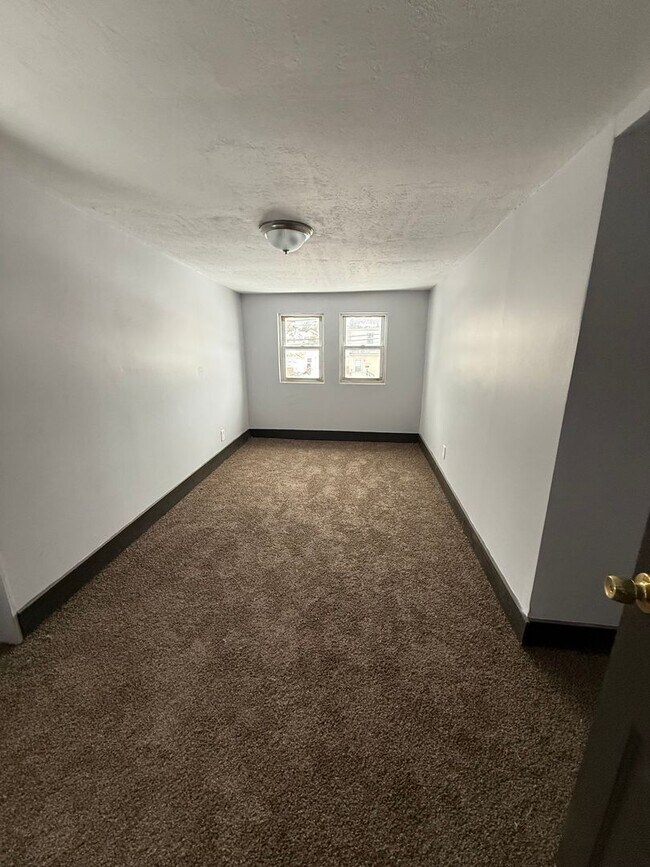 Building Photo - Cleveland East Side Single