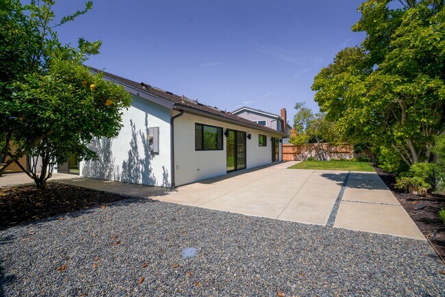 Building Photo - 1800 Oriole Dr