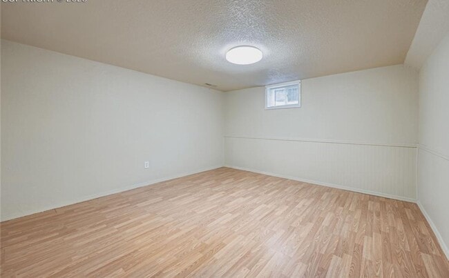 Building Photo - Spacious 5 bedroom, 2 ba, large basement with additional kitchen & private entry