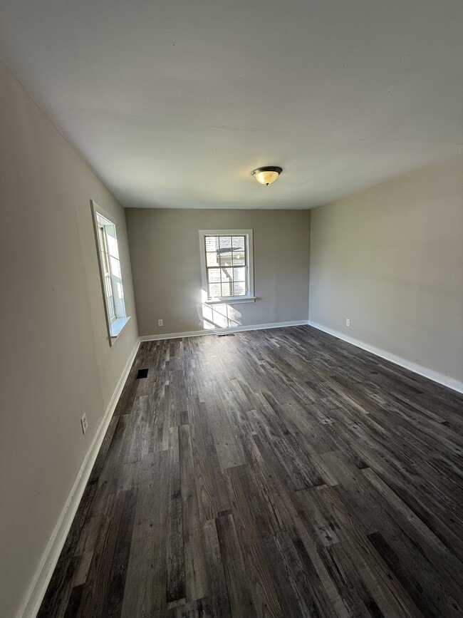 Building Photo - 923 Woodward Rd