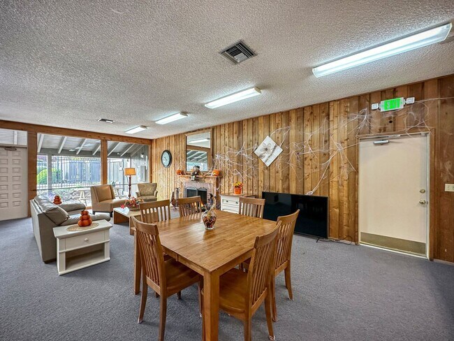 Building Photo - North Tacoma Condo Living | 2 Bed, 1.5 Bath End-Unit | Great Amenities!