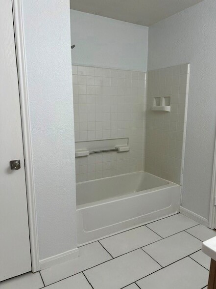 Building Photo - 2132 Van Zandt Dr