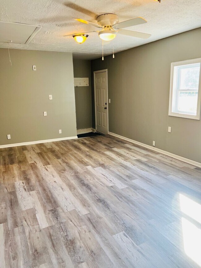 Building Photo - Recently Remodeled
