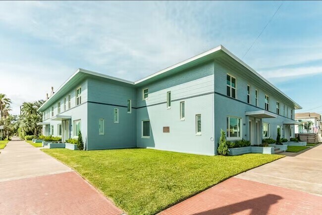 Building Photo - 2416 Bernardo De Galvez Ave