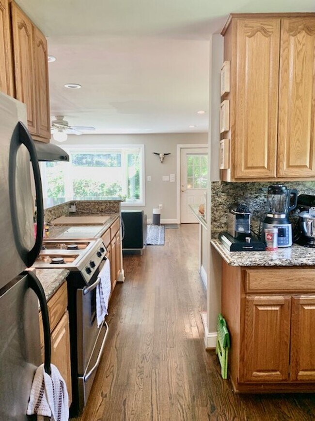 Building Photo - Light filled 2 BR plus 2 rooms, 2 FB including one in finished basement. Great location