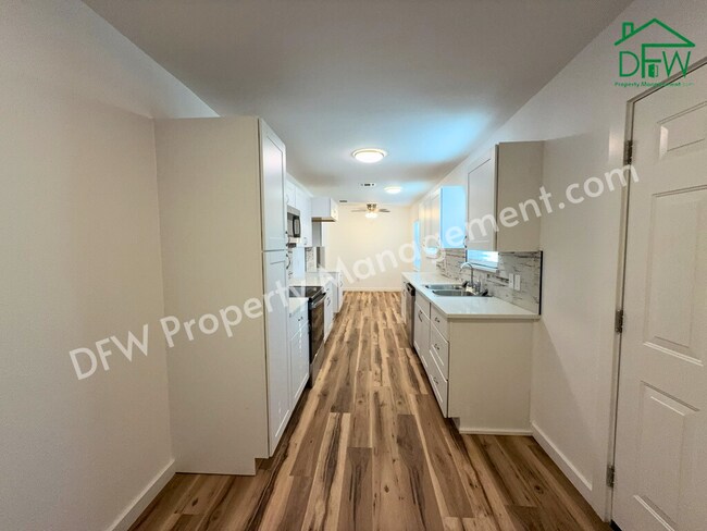 Building Photo - Fully Renovated 2-Bedroom Home Near UTA & AT&T Stadium – Modern Upgrades + Spacious Yard!