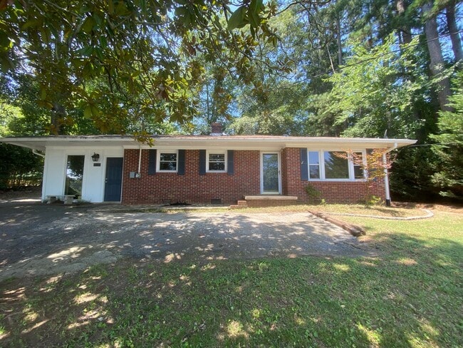 Building Photo - 3 Bedroom Brick Ranch House in a Great Location!