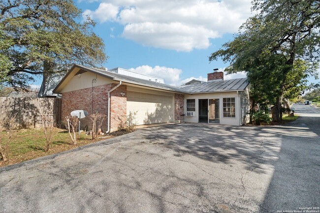 Building Photo - WHISPERING OAKS GARDEN HOME