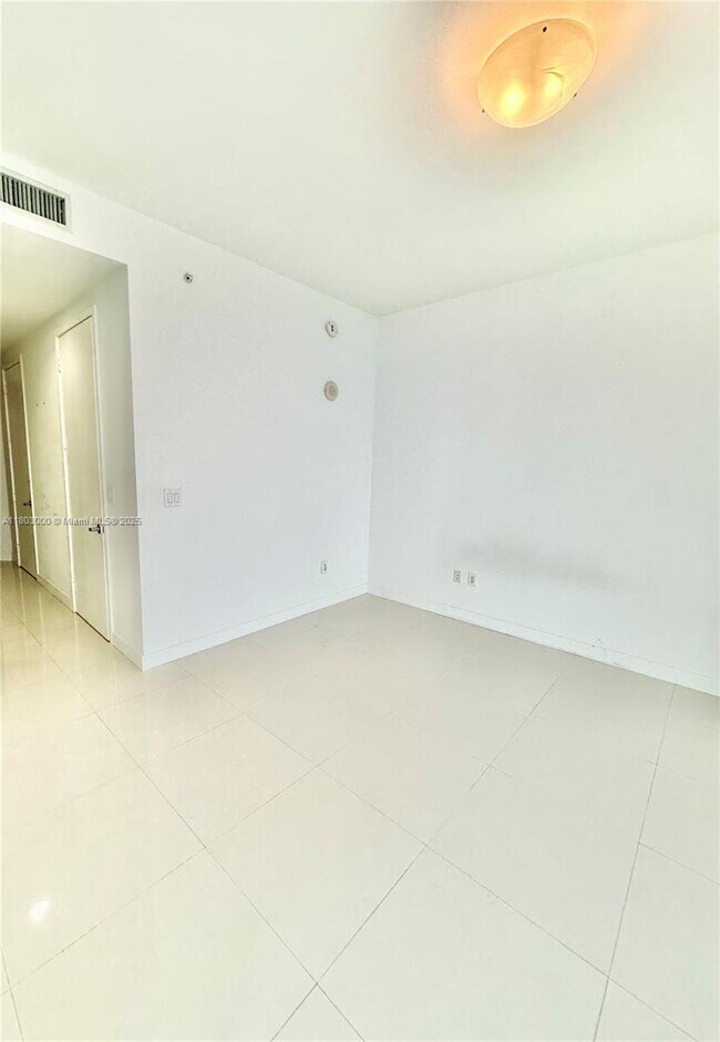 Building Photo - 18201 Collins Ave