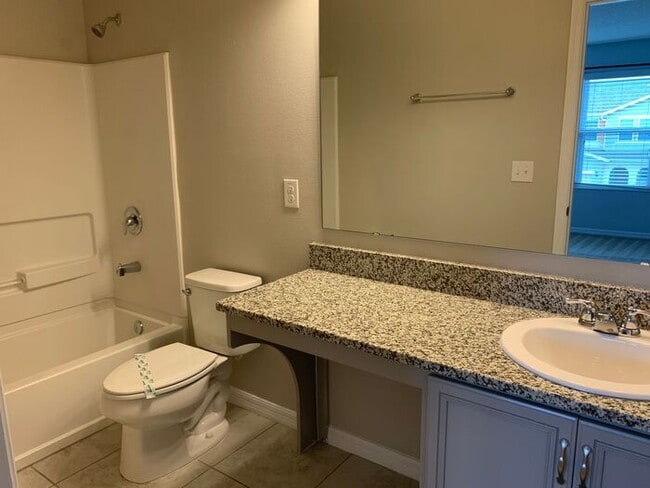 Building Photo - 4 Bedroom Gated Community Compass Bay