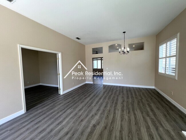 Building Photo - Very Nice 3bd/2ba Elk Grove Home with 2 Car Garage