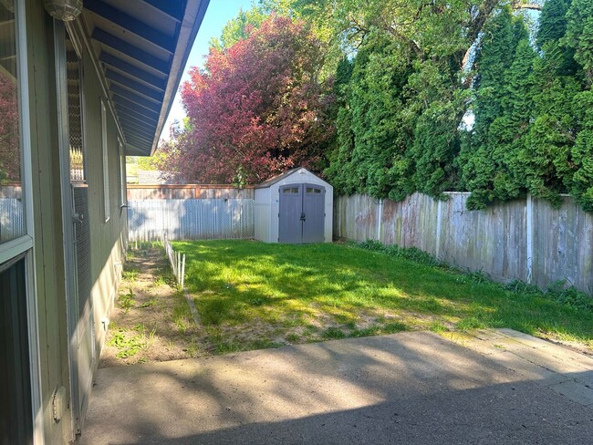 Building Photo - 3 Bedroom 2 Bath McMinnville OR
