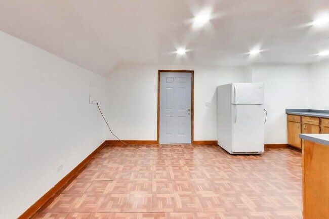 Building Photo - 5150 W Carmen Ave