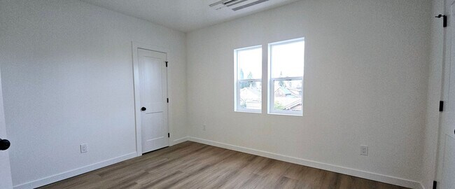 Building Photo - MOVE-IN SPECIAL! Recently Renovated 2 Stor...
