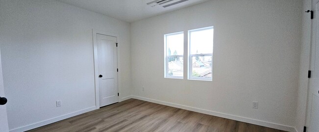 Building Photo - Recently Renovated 2 Story Tacoma Craftsma...