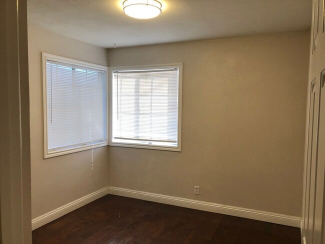 Building Photo - 4 BEDROOM / 2 BATH SINGLE FAMILY HOME W/ CASITA