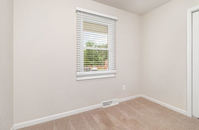 Building Photo - 203 Pecan Ln