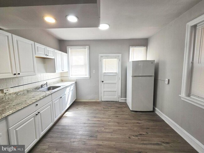 Building Photo - 925 S 59th St