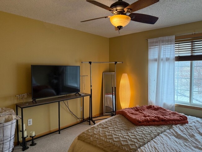 Building Photo - Charming 2BR Townhome in Desirable Cliff Lake Community