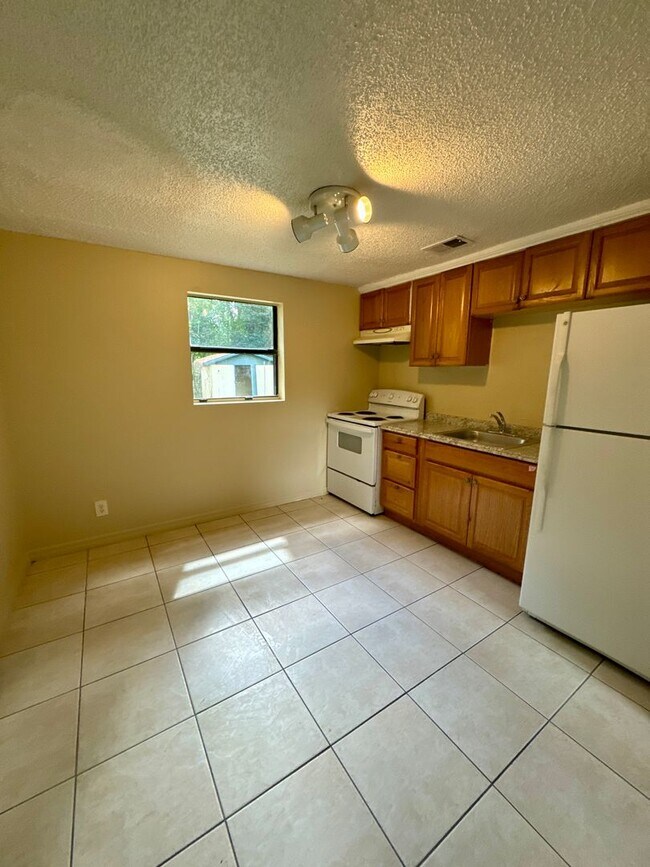 Building Photo - Great 3 Bedroom Available