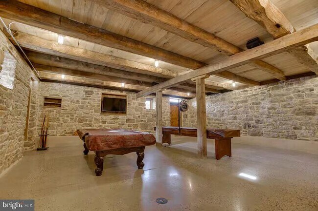 Building Photo - 284 Hickory Dr