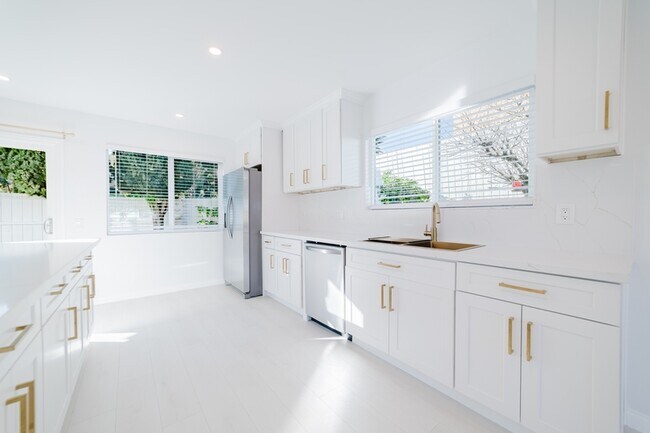 Building Photo - 3163 Camarillo Ave