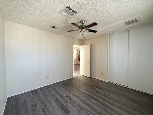 Building Photo - 3 bedroom Home on 2 Acres
