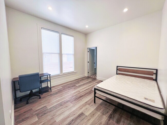 Building Photo - 1301 W 22nd St